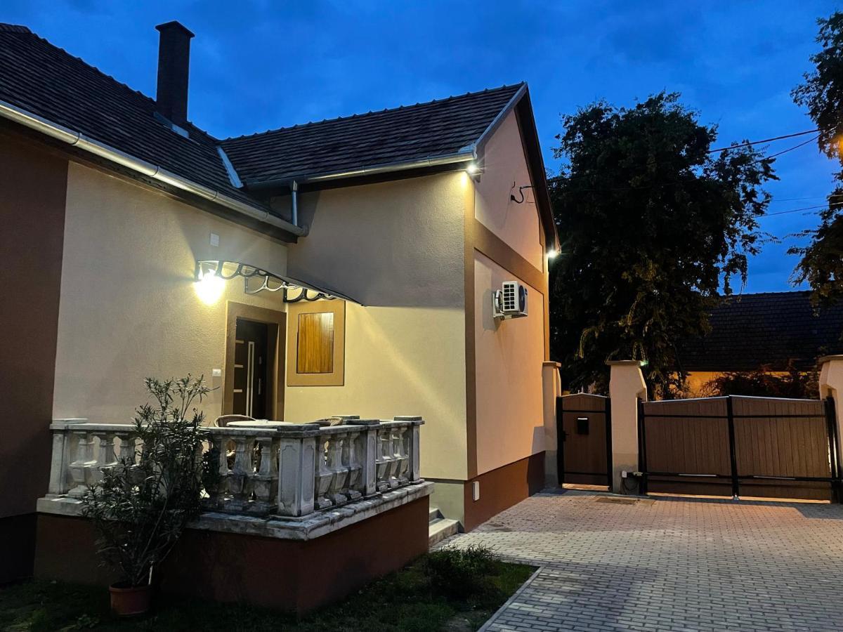 Kovacs Apartmanhaz 키슈쿤헐러시 외부 사진