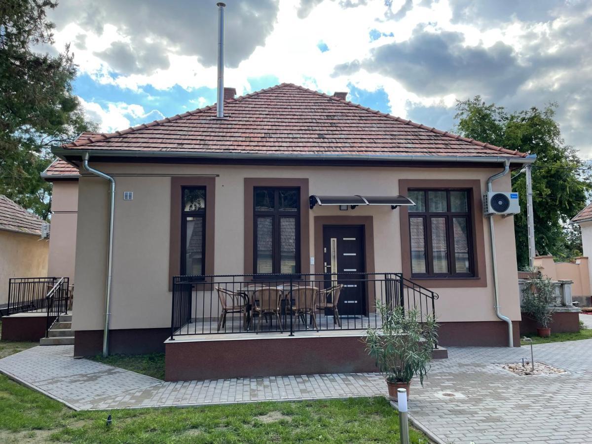 Kovacs Apartmanhaz 키슈쿤헐러시 외부 사진