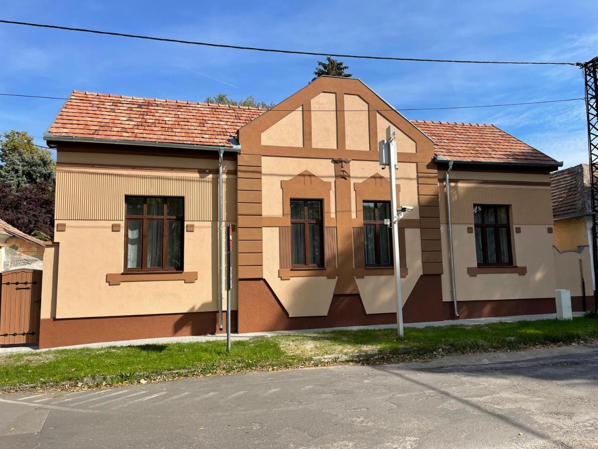 Kovacs Apartmanhaz 키슈쿤헐러시 외부 사진